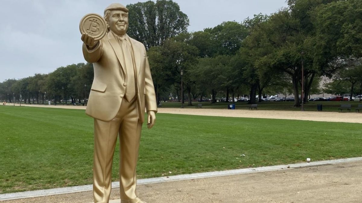 Gold Trump Statue
